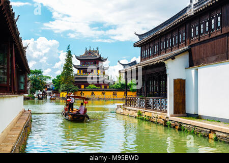 Shanghai, China - 8. August 2016: Chinesische traditionelle Architektur mit Boote auf dem Kanal von Shanghai Zhujiajiao Wasser Stadt Stockfoto