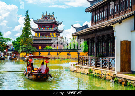 Shanghai, China - 8. August 2016: Chinesische traditionelle Architektur mit Boote auf dem Kanal von Shanghai Zhujiajiao Wasser Stadt Stockfoto