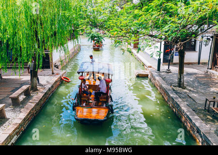 Shanghai, China - 8. August 2016: Chinesische traditionelle Boote mit Baum auf der Canal von Shanghai Zhujiajiao Wasser Stadt Stockfoto