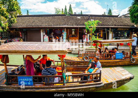 Shanghai, China - 8. August 2016: Chinesische traditionelle Architektur mit Boote auf dem Kanal von Shanghai Zhujiajiao Wasser Stadt Stockfoto