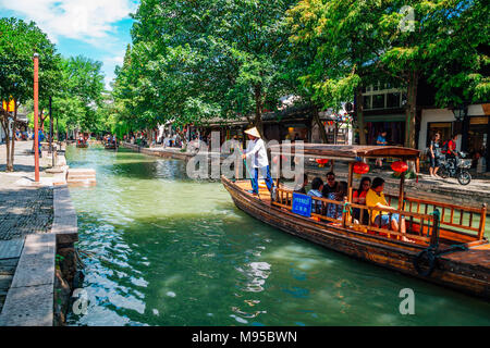 Shanghai, China - 8. August 2016: Chinesische traditionelle hölzerne Boote auf dem Kanal von Shanghai Zhujiajiao Wasser Stadt Stockfoto