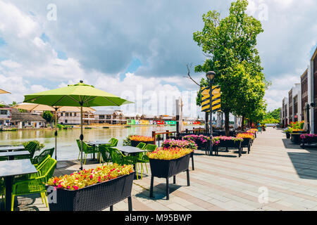 Shanghai, China - August 8, 2016: Street Cafe Terrasse mit Canal in Shanghai Zhujiajiao Wasser Stadt Stockfoto