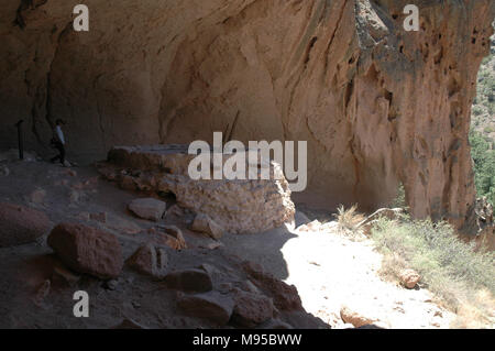 Eine rekonstruierte zeremoniellen Kiva sitzt in der Nische Haus Aufstellungsort auf dem Alkoven Trail im Bandelier National Monument. Stockfoto