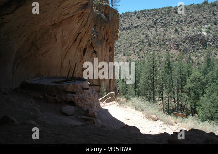 Eine rekonstruierte zeremoniellen Kiva sitzt in der Nische Haus Aufstellungsort auf dem Alkoven Trail im Bandelier National Monument. Stockfoto