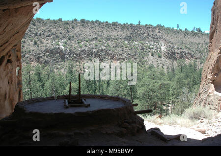 Eine rekonstruierte zeremoniellen Kiva sitzt in der Nische Haus Aufstellungsort auf dem Alkoven Trail im Bandelier National Monument. Stockfoto