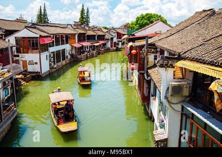 Shanghai, China - 8. August 2016: traditionelle chinesische Architektur und Kanal in Shanghai Zhujiajiao Wasser Stadt Stockfoto