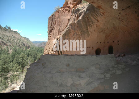 Eine rekonstruierte zeremoniellen Kiva sitzt in der Nische Haus Aufstellungsort auf dem Alkoven Trail im Bandelier National Monument. Stockfoto