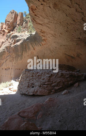 Eine rekonstruierte zeremoniellen Kiva sitzt in der Nische Haus Aufstellungsort auf dem Alkoven Trail im Bandelier National Monument. Stockfoto