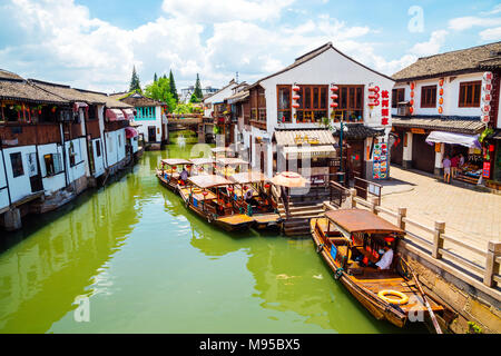 Shanghai, China - 8. August 2016: traditionelle chinesische Architektur und Kanal in Shanghai Zhujiajiao Wasser Stadt Stockfoto