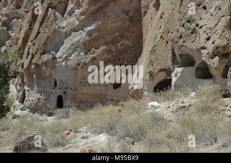 Alte Puebloan Menschen geschnitzten Häuser aus den weichen vulkanischen Tuff in die Klippen am Bandelier National Monument. Stockfoto