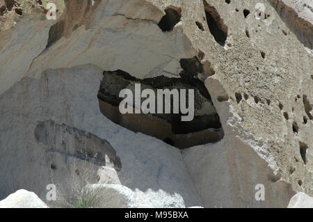 Alte Puebloan Menschen geschnitzten Häuser aus den weichen vulkanischen Tuff in die Klippen am Bandelier National Monument. Stockfoto