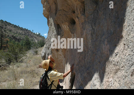 Alte Puebloan Menschen geschnitzten Häuser aus den weichen vulkanischen Tuff in die Klippen am Bandelier National Monument. Stockfoto