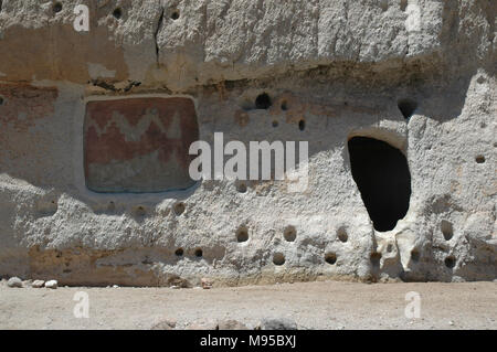 Alte Puebloan Menschen geschnitzten Häuser aus den weichen vulkanischen Tuff in die Klippen am Bandelier National Monument. Stockfoto