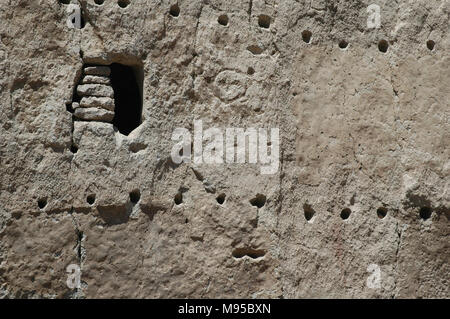 Alte Puebloan Menschen geschnitzten Häuser aus den weichen vulkanischen Tuff in die Klippen am Bandelier National Monument. Stockfoto
