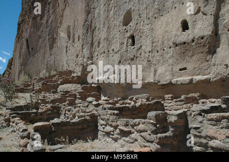 Alte Puebloan Menschen geschnitzten Häuser aus den weichen vulkanischen Tuff in die Klippen am Bandelier National Monument. Stockfoto