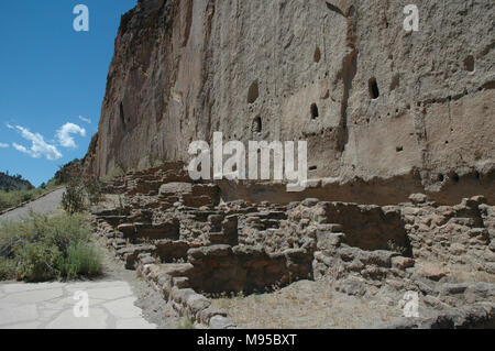 Alte Puebloan Menschen geschnitzten Häuser aus den weichen vulkanischen Tuff in die Klippen am Bandelier National Monument. Stockfoto