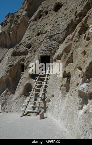 Alte Puebloan Menschen geschnitzten Häuser aus den weichen vulkanischen Tuff in die Klippen am Bandelier National Monument. Stockfoto