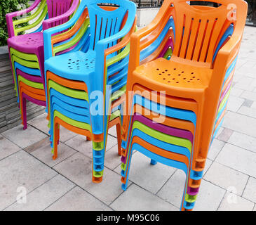 Stapel von Kunststoff bunte Stühle Stockfoto