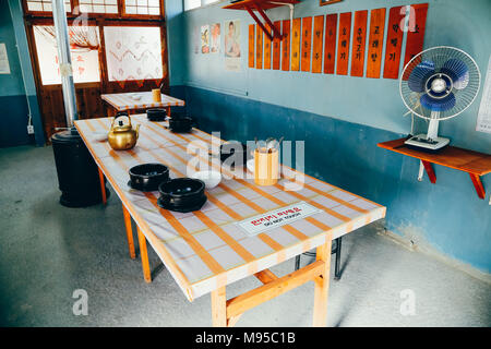 Ulsan, Korea - Februar 9, 2017: Koreanische alte Restaurant im Innenbereich im Jangsaengpo Dorf von 1960 s bis 70 s Stockfoto