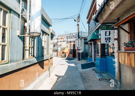 Ulsan, Korea - Februar 9, 2017: alte Architektur und Straße in Jangsaengpo Dorf von 1960 s bis 70 s Stockfoto