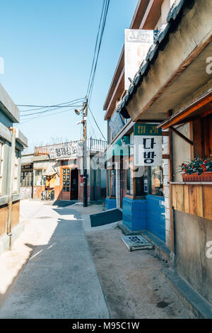 Ulsan, Korea - Februar 9, 2017: alte Architektur und Straße in Jangsaengpo Dorf von 1960 s bis 70 s Stockfoto