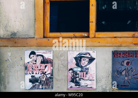 Ulsan, Korea - Februar 9, 2017: alte Mauer und Filmplakaten in Jangsaengpo Dorf von 1960 s bis 70 s Stockfoto