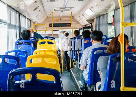 Shanghai, China - 8. August 2016: das Innere des modernen chinesischen Stadt bus mit Menschen Stockfoto