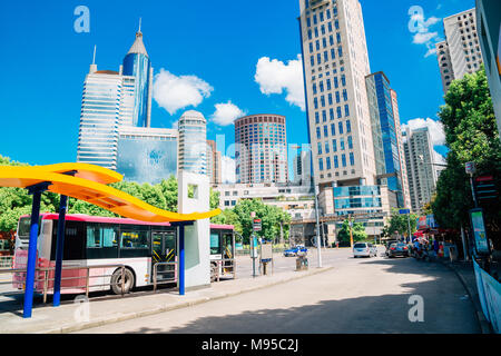 Shanghai, China - 8. August 2016: Moderne Gebäude und Bushaltestelle Stockfoto