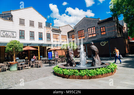 Shanghai, China - 8. August 2016: Restaurant außen und Brunnen im Xintiandi Stockfoto