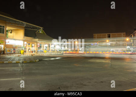 CHIANG MAI, THAILAND - 21. MÄRZ 2018: Pkw Bus im Terminal von Chiangmai Bus Station. Foto bei Chiangmai Busbahnhof, Thailand. Stockfoto