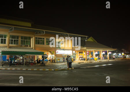 CHIANG MAI, THAILAND - 21. MÄRZ 2018: Pkw Bus im Terminal von Chiangmai Bus Station. Foto bei Chiangmai Busbahnhof, Thailand. Stockfoto