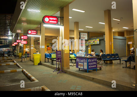 CHIANG MAI, THAILAND - 21. MÄRZ 2018: Pkw Bus im Terminal von Chiangmai Bus Station. Foto bei Chiangmai Busbahnhof, Thailand. Stockfoto