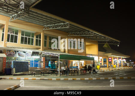 CHIANG MAI, THAILAND - 21. MÄRZ 2018: Pkw Bus im Terminal von Chiangmai Bus Station. Foto bei Chiangmai Busbahnhof, Thailand. Stockfoto