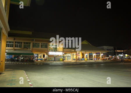 CHIANG MAI, THAILAND - 21. MÄRZ 2018: Pkw Bus im Terminal von Chiangmai Bus Station. Foto bei Chiangmai Busbahnhof, Thailand. Stockfoto