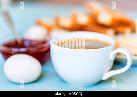Frühstück mit Kaffee, Eier, Toast, Käse, Marmelade Stockfoto