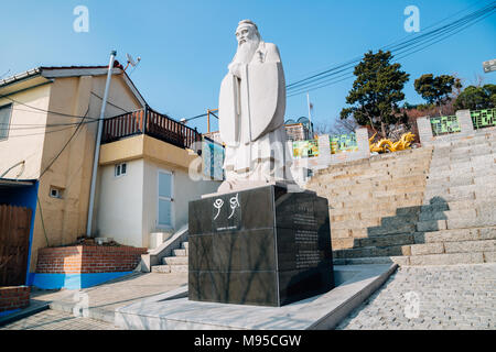 Incheon, Südkorea - 14. März 2016: Die Statue des Konfuzius in China Town. Stockfoto