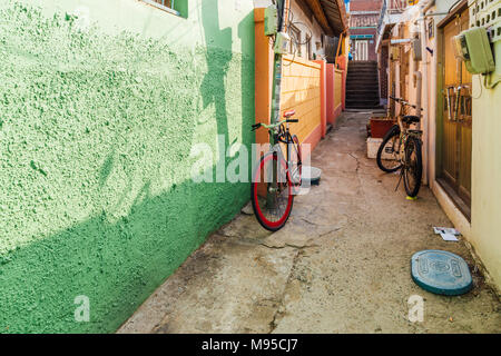 Incheon, Südkorea - 14. März 2016: Altes Haus und bunten Straße Stockfoto