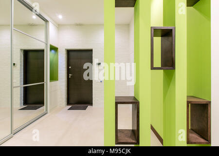 Stilvolle hellen Flur design Stockfoto
