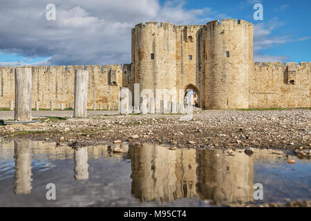 Aigues-Mortes, Frankreich. Main Gate in der südlichen Wand im Wasser widerspiegelt Stockfoto