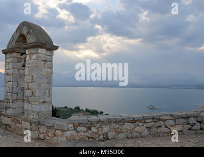 Glockenturm der Festung Palamidi und Burg Bourtzi in Nafplion, Griechenland Stockfoto