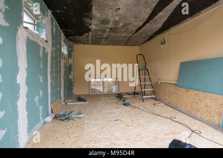 Reparatur in einem privaten Haus, eine Wand ist mit Gipskarton Platten fertig Stockfoto