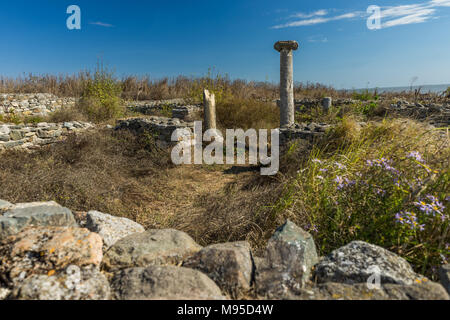 Ruinen von Mauern und Säulen der alten Burg Histria, Rumänien Stockfoto