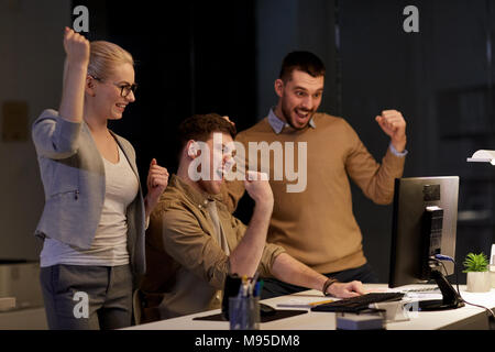 Business Team Erfolg feiern in der Nacht Büro Stockfoto