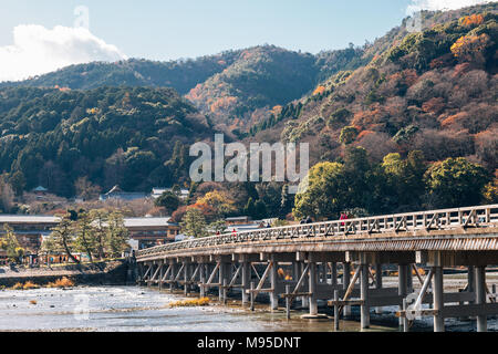 Arashiyama Herbst Ahorn und Togetsukyo Brücke in Kyoto, Japan Stockfoto