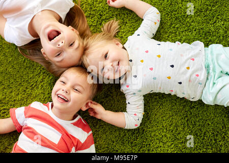 Gerne kleine Kinder liegen auf dem Boden oder Teppich Stockfoto