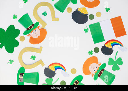 St Patricks Day Dekorationen auf weißem Hintergrund Stockfoto