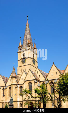 Sibiu, Siebenbürgen, Rumänien. Lutherische Kathedrale der Heiligen Maria/Evangelische Kirche (1300-1520; Gothic) in Piata Huet (Platz) 73.34 m hohen Turm Stockfoto