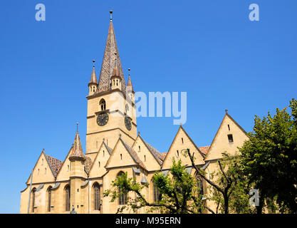 Sibiu, Siebenbürgen, Rumänien. Lutherische Kathedrale der Heiligen Maria/Evangelische Kirche (1300-1520; Gothic) in Piata Huet (Platz) 73.34 m hohen Turm Stockfoto