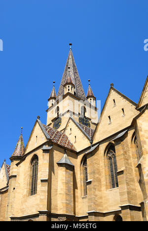 Sibiu, Siebenbürgen, Rumänien. Lutherische Kathedrale der Heiligen Maria/Evangelische Kirche (1300-1520; Gothic) in Piata Huet (Platz) 73.34 m hohen Turm Stockfoto