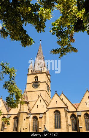 Sibiu, Siebenbürgen, Rumänien. Lutherische Kathedrale der Heiligen Maria/Evangelische Kirche (1300-1520; Gothic) in Piata Huet (Platz) 73.34 m hohen Turm Stockfoto